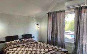 Villa aeroport розовый дом